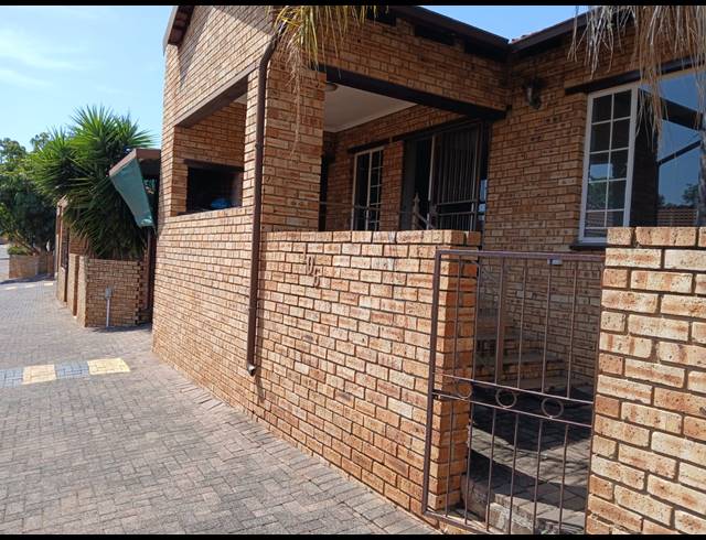 3 BEDROOM TOWNHOUSE FOR SALE IN SAFARI GARDENS